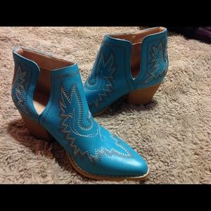 🐳👢adorable turquoise booties